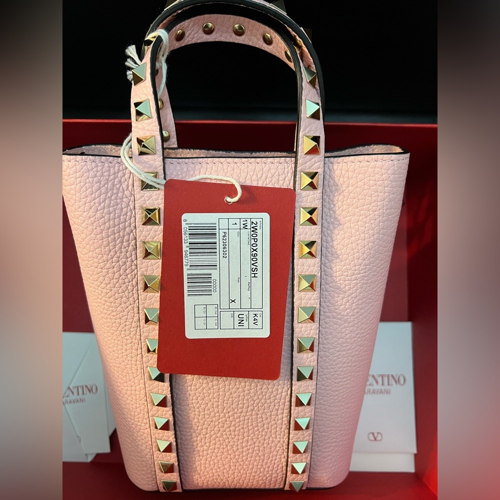VALENTINO GARAVANI
Rockstud Pouch
Color: Rose Couture - Picture 7 of 15